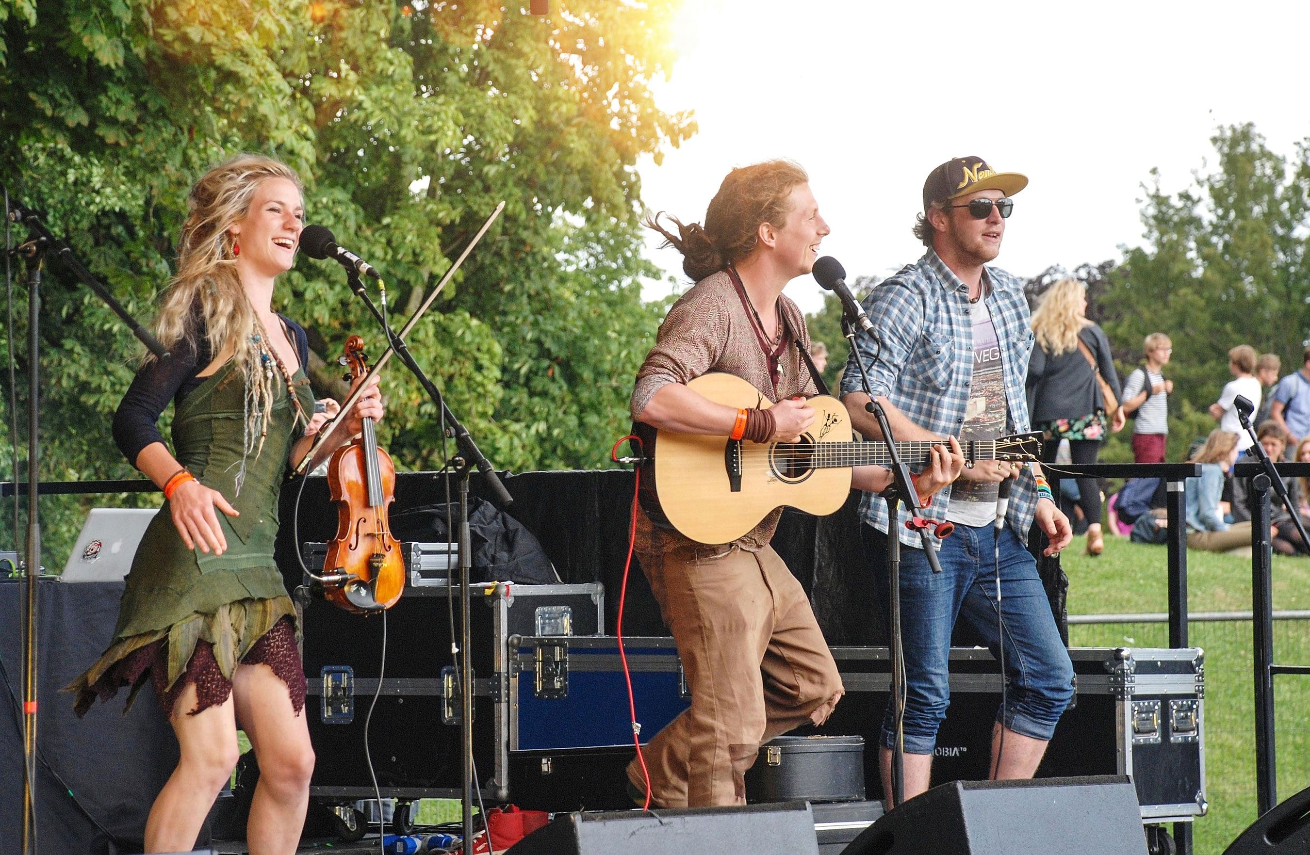 LIVE MUSIC